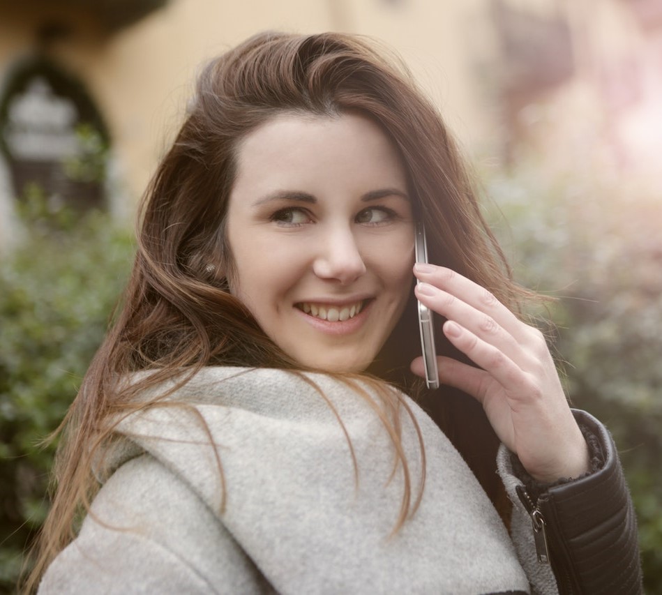 Femme souriante au téléphone